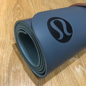 Lululemon 5mm yoga mat with carrier strap